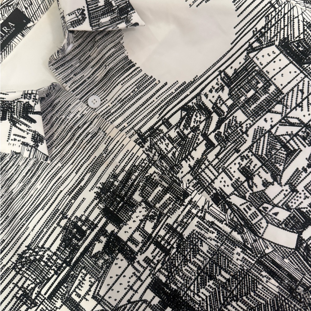 AKIRA Monochrome Cityscape Cropped Button-Down - Picture 4 of 5